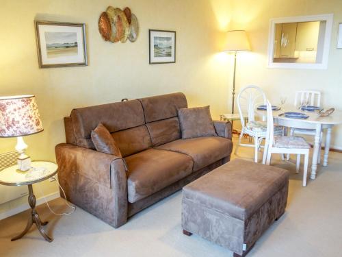 un salon avec un canapé marron et une table dans l'établissement Apartment Terrasses d'Emeraude-2 by Interhome, à Dinard
