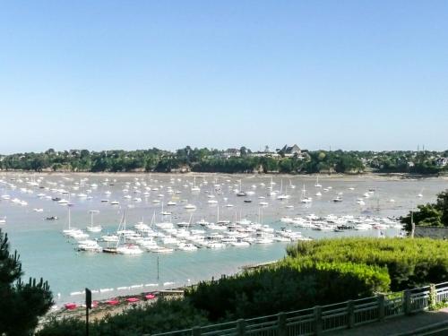 um porto cheio de muitos barcos na água em Apartment Terrasses d'Emeraude-2 by Interhome em Dinard