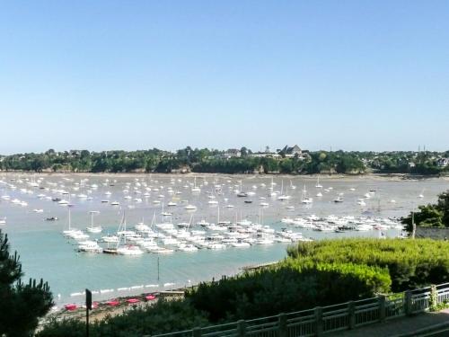 un port rempli de nombreux bateaux dans l'eau dans l'établissement Apartment Terrasses d'Emeraude-2 by Interhome, à Dinard