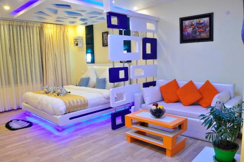 un soggiorno con un letto e un divano di Royal Penguin Boutique Hotel & Spa a Kathmandu