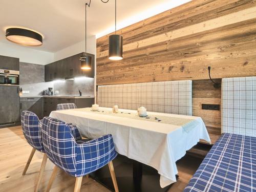 una sala da pranzo con tavolo bianco e sedie blu di Apartment The PEAK-9 by Interhome a Sölden