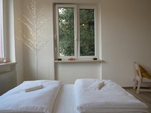 dwa łóżka w pokoju z dwoma oknami w obiekcie L8 Street Monteurwohnung - Kaiser-Friedrich-Str w mieście Pforzheim