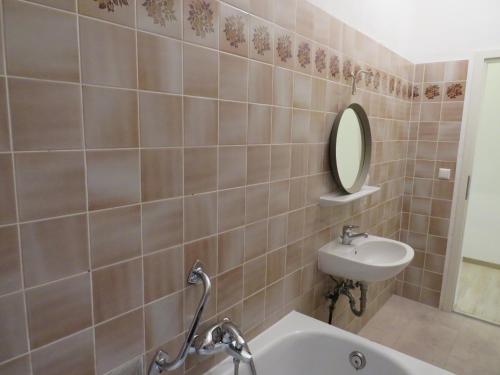 W łazience znajduje się umywalka, wanna i lustro. w obiekcie L8 Street Monteurwohnung - Kaiser-Friedrich-Str w mieście Pforzheim