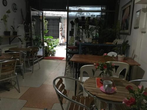 un restaurante con mesas y sillas y un patio en Hostel 24, en Bangkok