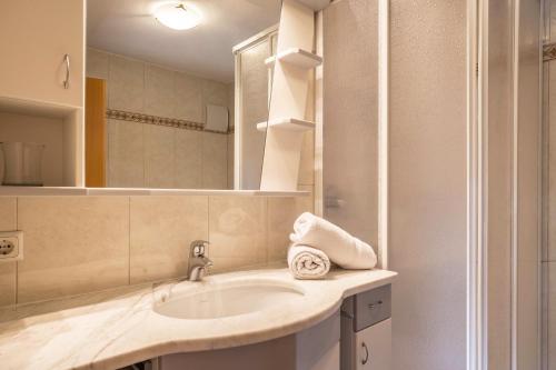 サン・マルティーノ・イン・バディーアにあるHaus Belodei - Apt Aのバスルーム(洗面台、鏡付)