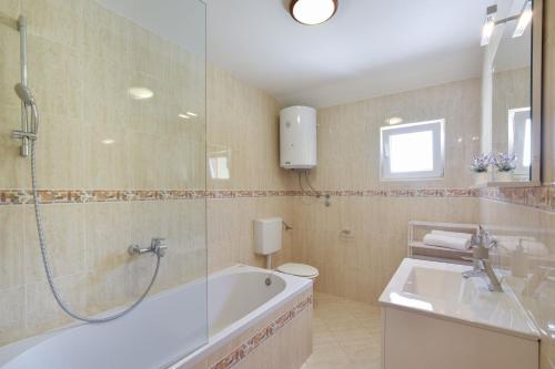 Ένα μπάνιο στο Villa Josip near Omiš , private pool