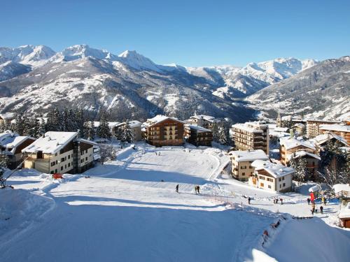 a group of people skiing on a snow covered mountain at Case Vacanza Perron in Sauze dʼOulx