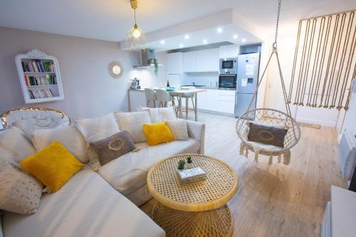 A kitchen or kitchenette at Le Coccon Entre Basso Cambo et Lardenne