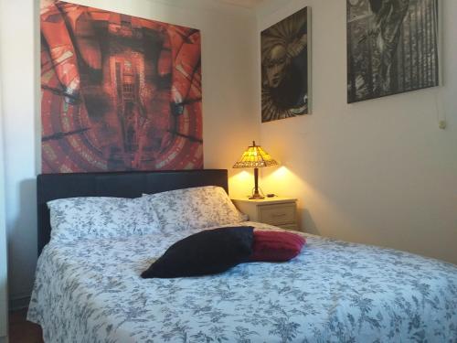 sypialnia z łóżkiem z poduszką w obiekcie Lovely double bedroom in Rotherhithe w Londynie