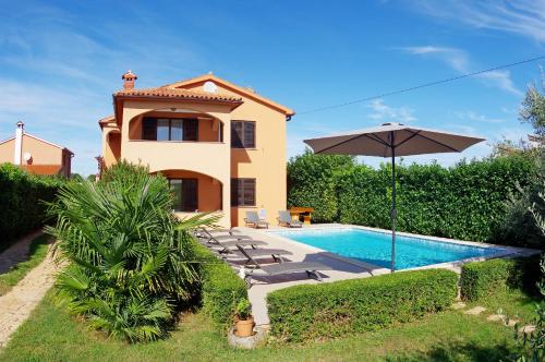 Holiday apartment Ana with private pool