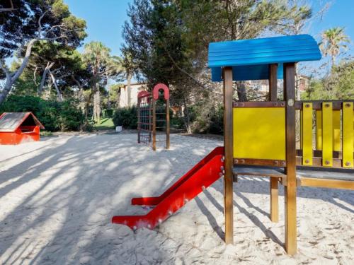 Ο χώρος παιχνιδιού για παιδιά στο BERGERIE PLAGE Balnéo Clim piscine