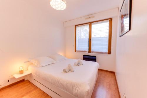 una camera con un letto bianco e una finestra di Villa Pasteur - Apartment for 4 pers by the Lake ad Annecy