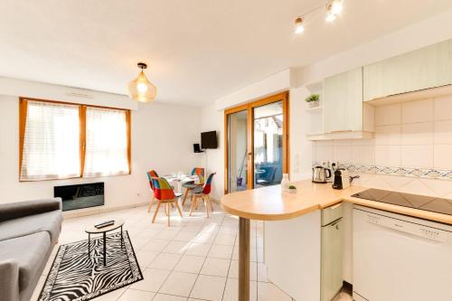 una cucina e un soggiorno con divano e tavolo di Villa Pasteur - Apartment for 4 pers by the Lake ad Annecy