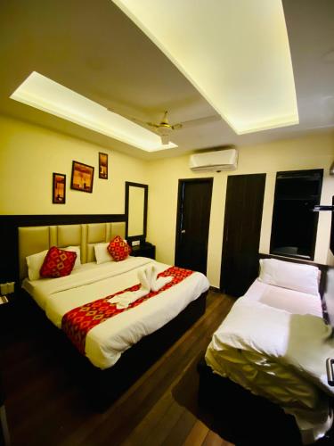 Ein Bett oder Betten in einem Zimmer der Unterkunft Hotel Kabir Residency