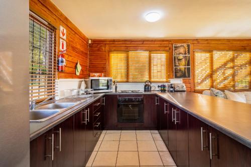 Kuchyň nebo kuchyňský kout v ubytování The Log Cabin Lodge