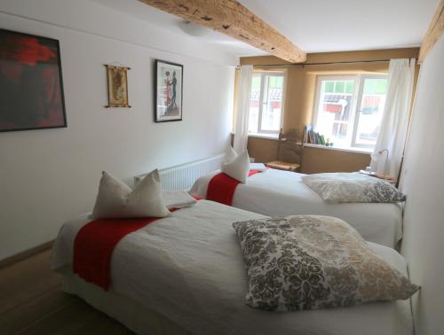 a bedroom with two beds and a window at Fachwerk-Kultur-Pension TangoBrücke in Einbeck