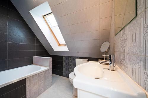 Ένα μπάνιο στο Apartamenty Wellness & SPA Cztery Pory Roku