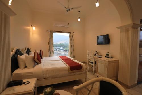 Postel nebo postele na pokoji v ubytování Rangmahal Pushkar by DIV HOSPITALITY