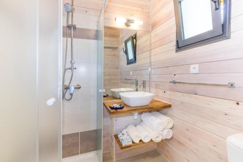 a bathroom with a shower and a sink at Ô Lagon ! Pieds dans l'eau au lagon de l'Ermitage in Filaos