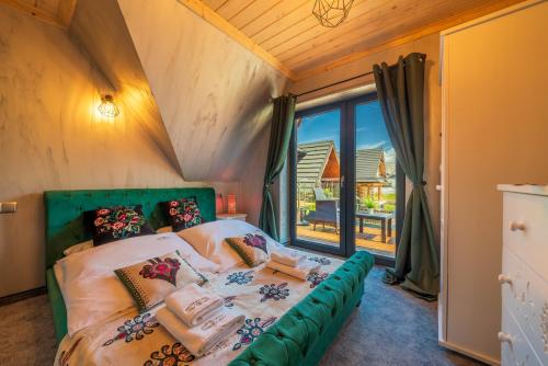 Ένα ή περισσότερα κρεβάτια σε δωμάτιο στο Apartamenty Wellness & SPA Cztery Pory Roku