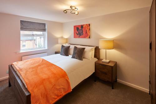 een slaapkamer met een groot bed en een raam bij Host & Stay - Bagdale Rise in Whitby