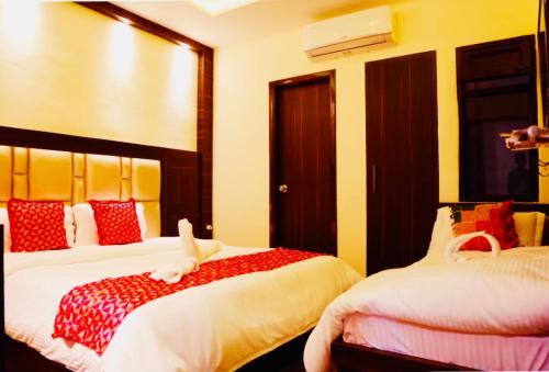 Ein Bett oder Betten in einem Zimmer der Unterkunft Hotel Kabir Residency