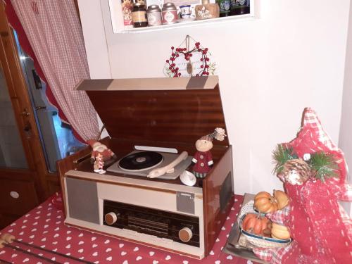 a toy kitchen with a radio on a table at Alla tana del bianconiglio in Prataccio