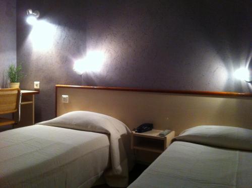 Katil atau katil-katil dalam bilik di Hôtel du Sud Vieux Port