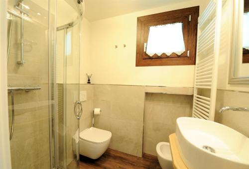 利維尼奧的住宿－La Suite，浴室配有卫生间、盥洗盆和淋浴。