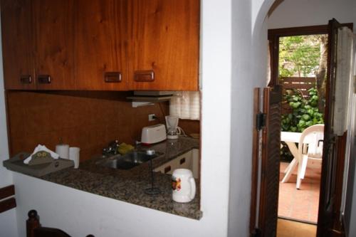 - une cuisine avec un évier et un comptoir dans l'établissement De Las Artes XII - triplex sólo familias, à Pinamar