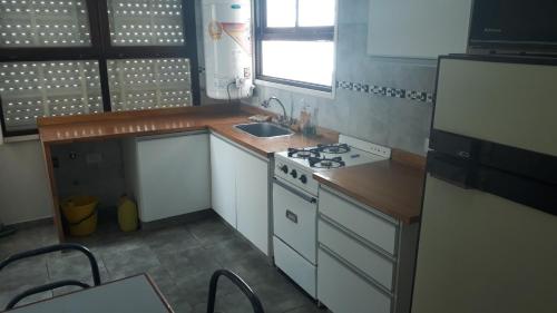 Kuchyň nebo kuchyňský kout v ubytování Casa F.U.Camet a 50 mts del mar y 100 mts playa