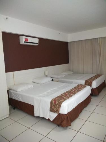 - une chambre d'hôtel avec 2 lits dans l'établissement SUITES LE JARDIN CALDAS NOVAS, à Caldas Novas