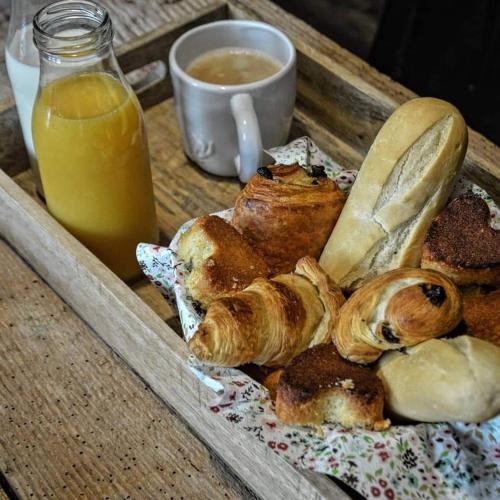 LathuilleにあるLA GRANGE SAVOYARDE-Spa-Piscine-Proche lac-Charme-Détente- 3 Etoilesのペストリートレイとオレンジジュース