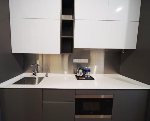 Kitchen o kitchenette sa Ceylonz Starlight Suites Bukit Bintang