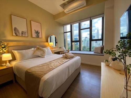 吉隆坡的住宿－Ceylonz Starlight Suites Bukit Bintang，卧室设有一张带窗户的白色大床