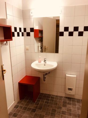 a bathroom with a sink and a mirror at Hotel Cranach-Herberge City Centre in Lutherstadt Wittenberg