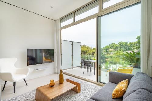 un salon avec un canapé et une télévision dans l'établissement Giovannina N3, à Cassis