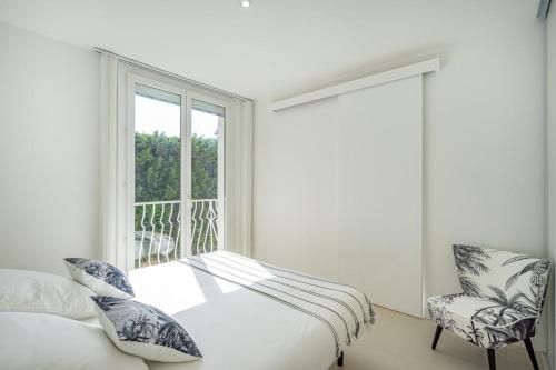 une chambre avec un lit, une fenêtre et une chaise dans l'établissement Giovannina-N4, à Cassis