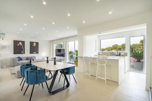 une cuisine et un salon avec une table et des chaises dans l'établissement Giovannina-N4, à Cassis