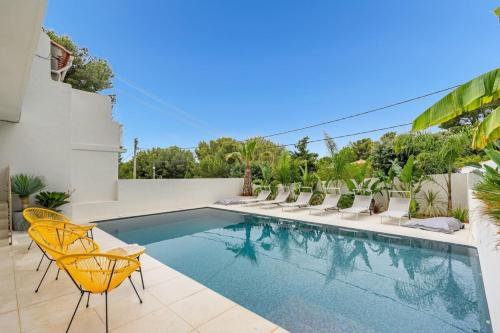 une image d'une piscine dans une maison dans l'établissement Giovannina-N4, à Cassis