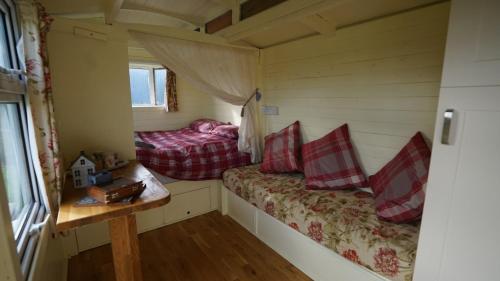 Habitación pequeña con 2 camas en una cabaña en Showman's Hut Westcote, en Hawick
