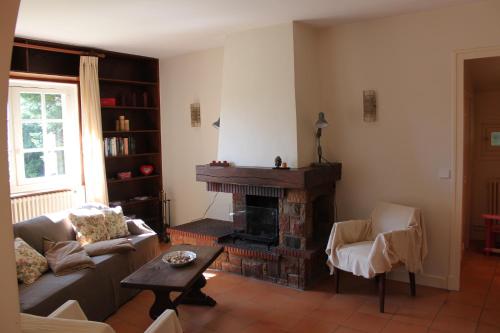 un salon avec un canapé et une cheminée dans l'établissement Appartements de Chantaco, à Saint-Jean-de-Luz