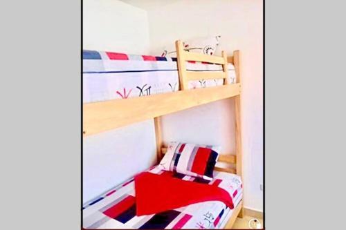 Bunk bed o mga bunk bed sa kuwarto sa Espectacular suite en malecón de Atacames