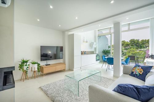 un salon avec un canapé et une table en verre dans l'établissement Giovannina N5, à Cassis