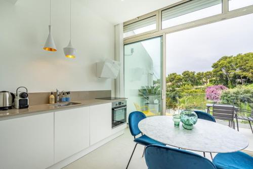 une cuisine et une salle à manger avec une table et des chaises dans l'établissement Giovannina N5, à Cassis