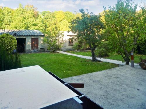 a view of a yard with trees and a house at Maison accueillante à Lanester - Confort et espace pour 6 pers. in Lanester