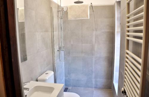 Bathroom sa 4 bedrooms villa with private pool enclosed garden and wifi at Vilamoura 3 km away from the beach