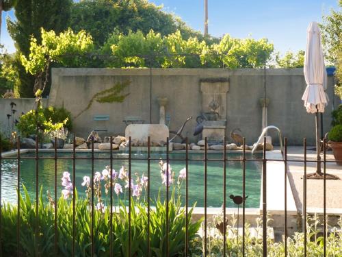 Πισίνα στο ή κοντά στο Appartement accueillant avec piscine à Oppède 70 m², vue montagne