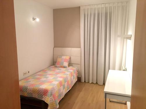 Posteľ alebo postele v izbe v ubytovaní Spacious Apartment in Terrassa with Shared Pool, 85 m²