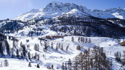 冬のAppartement d'une chambre a Vars a 300 m des pistes avec jardinの様子